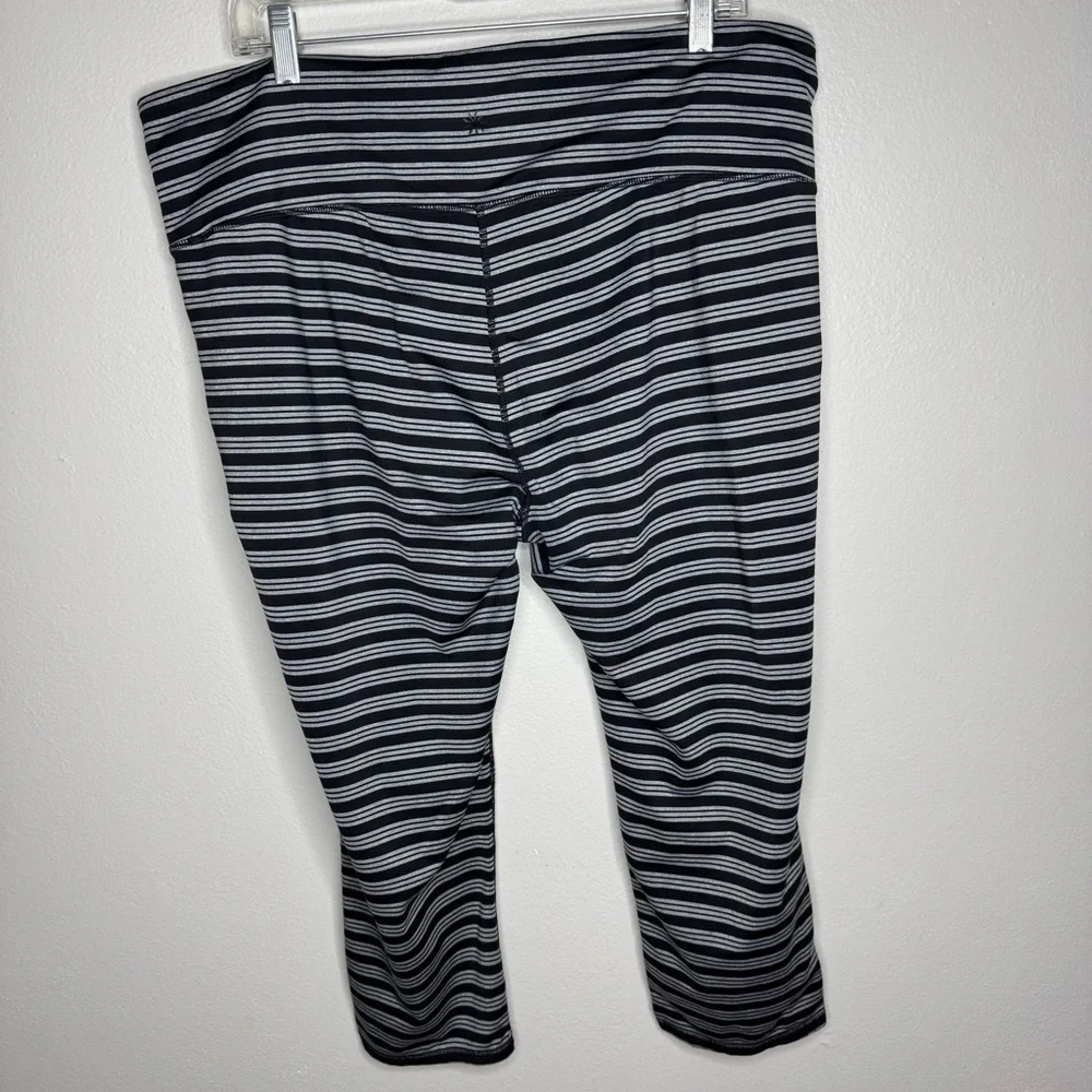 Athleta Grey High Rise Stripe Chaturanga Capri Yoga Fitness Pant #591368
